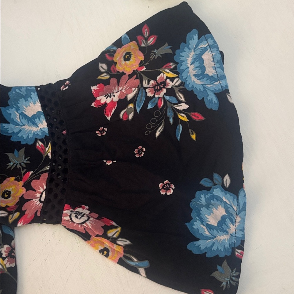 Arizona Jeans Top Black with flowers
 With a bell sleeve 
Super Cute - Picture 4 of 4